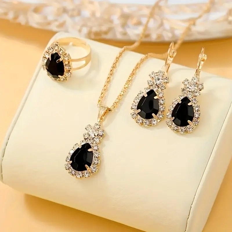 Siyah%20Taş%204’lü%20Takı%20Seti%20Kolye%20Yüzük%20Küpe